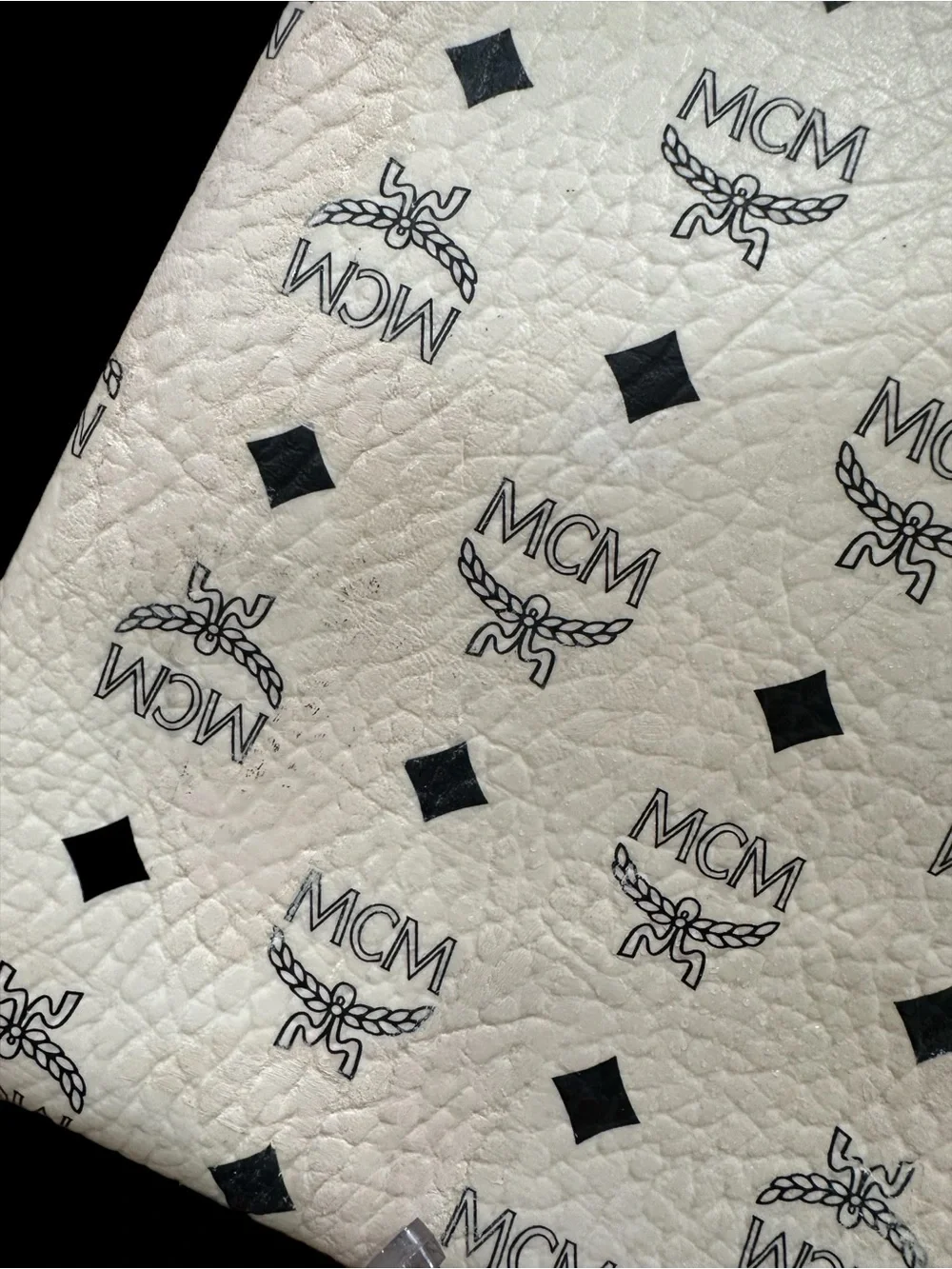MCM Cream Zip Pouch with Red Kiss Print 💋 - Picture 6 of 7